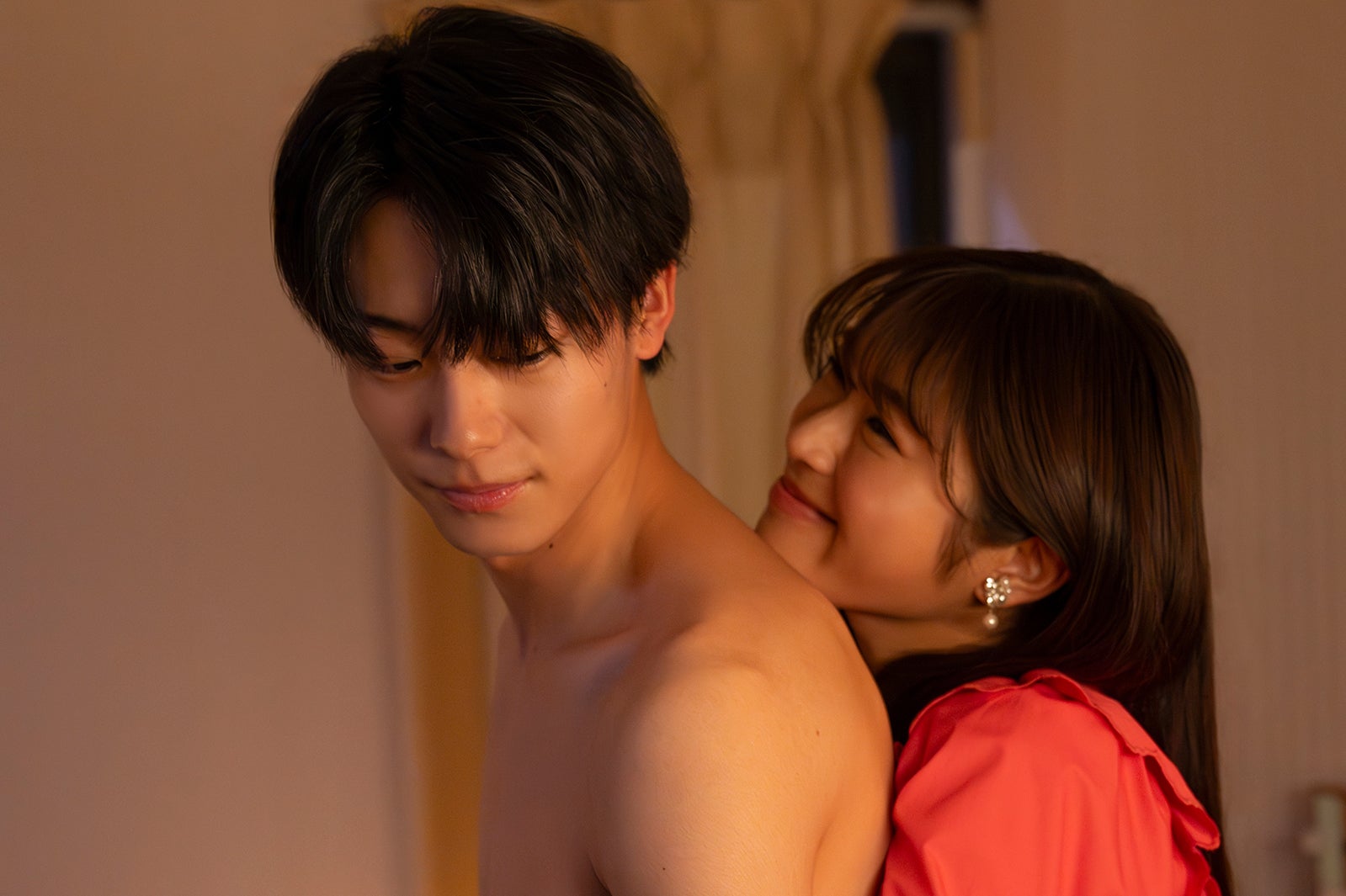 井上祐貴、渋谷凪咲「地獄の果てまで連れていく」第1話（C）TBS