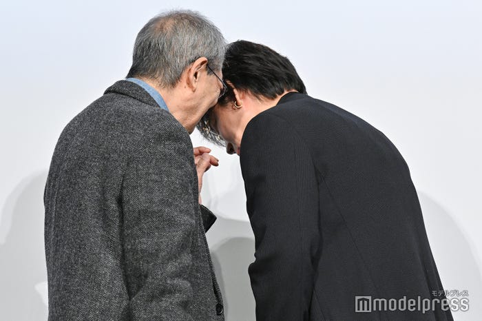 荒井晴彦監督、監督をすかさずフォローする綾野剛(C)モデルプレス