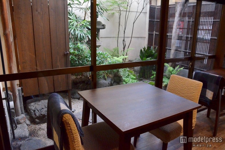 1階では中庭を眺められる