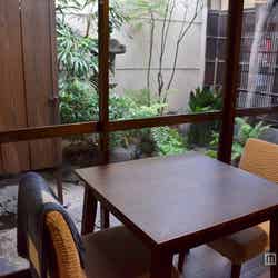 1階では中庭を眺められる