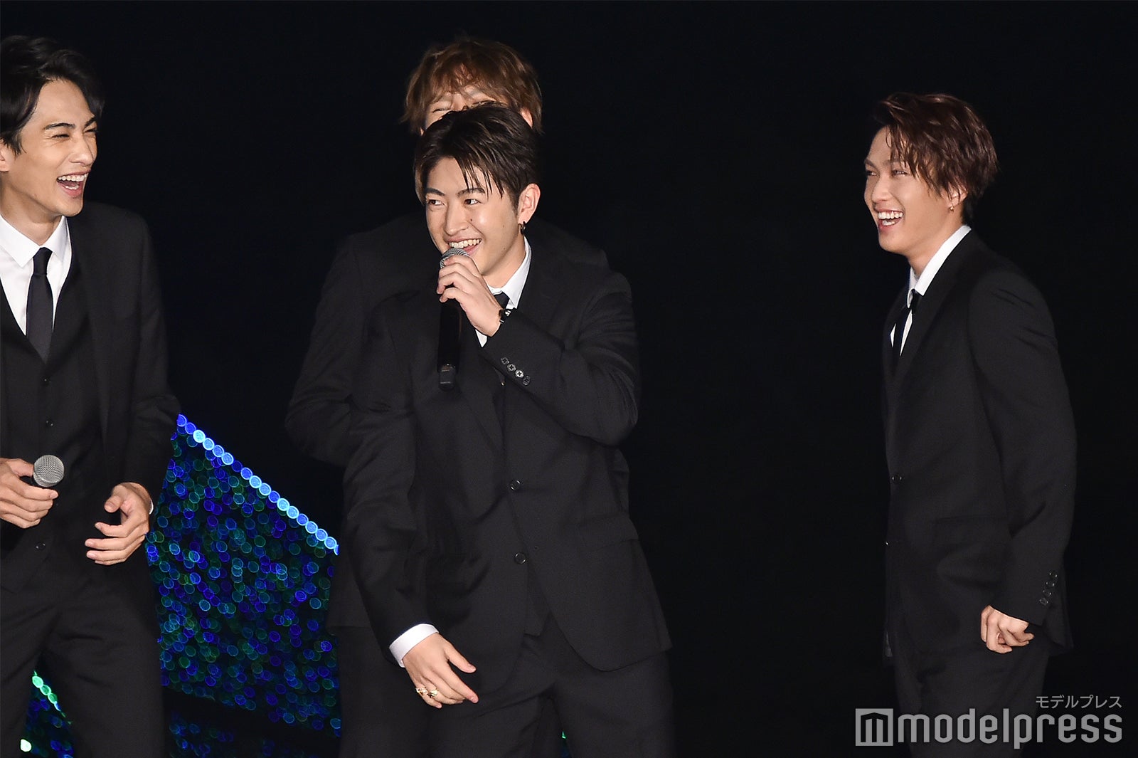 （中央）佐野玲於 （C）モデルプレス