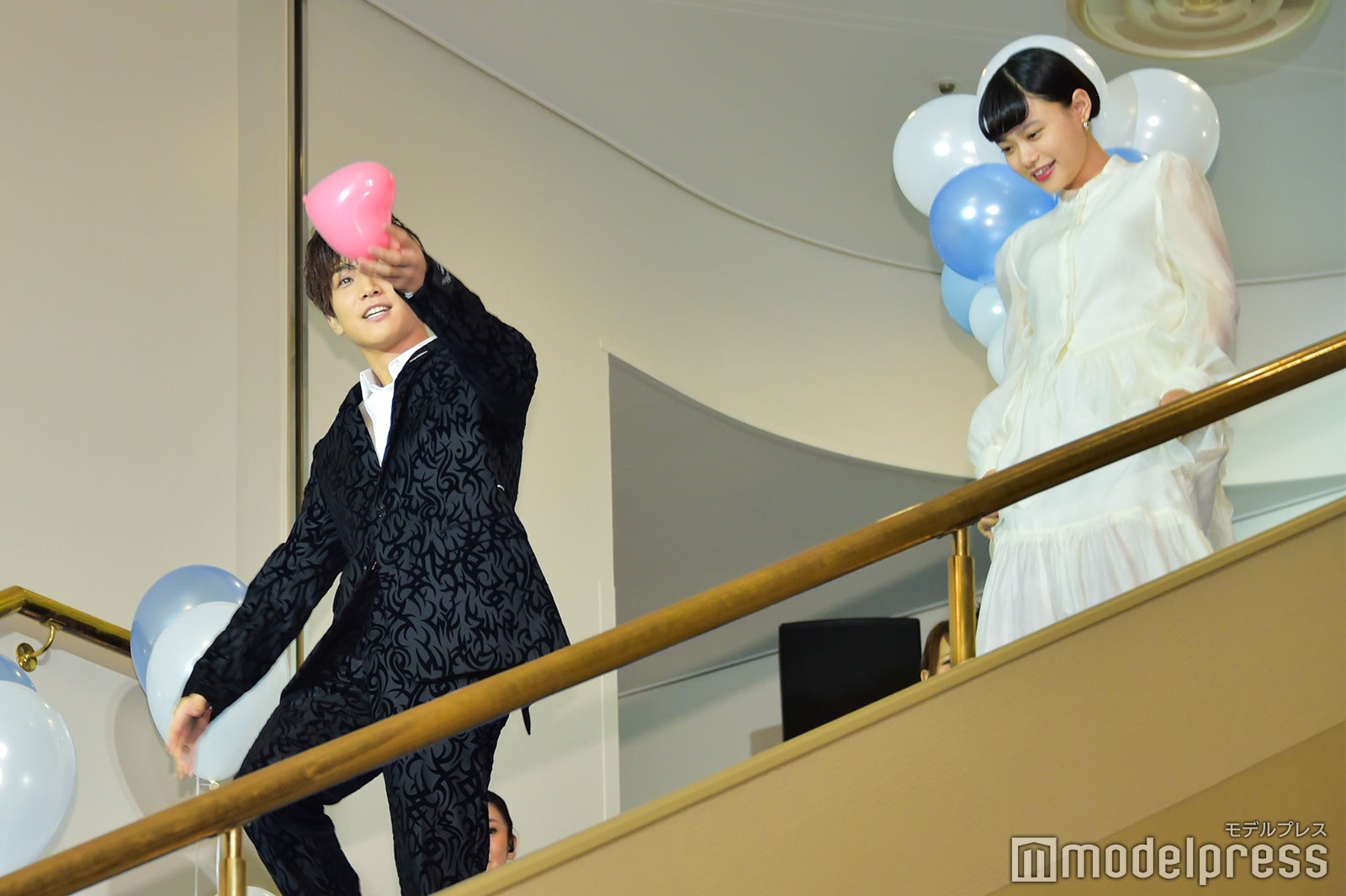 観客に向かって風船を投げようとするも…／岩田剛典（左）（C）モデルプレス