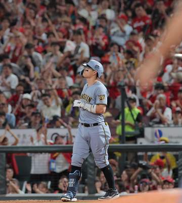 阪神・佐藤輝 八回2死満塁シフトにやられた 新人から6年連続規定打席到達も5試合ぶり無安打「また明日」