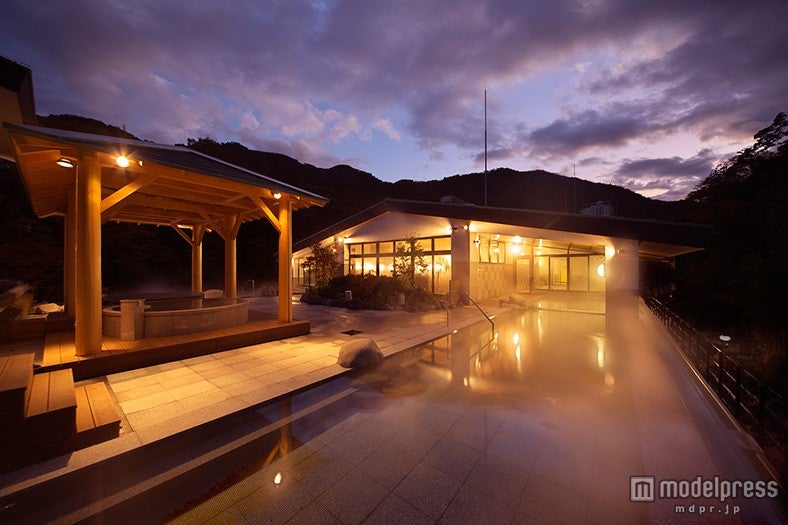 天成園／薄暮の天空大露天風呂／画像提供：天成園