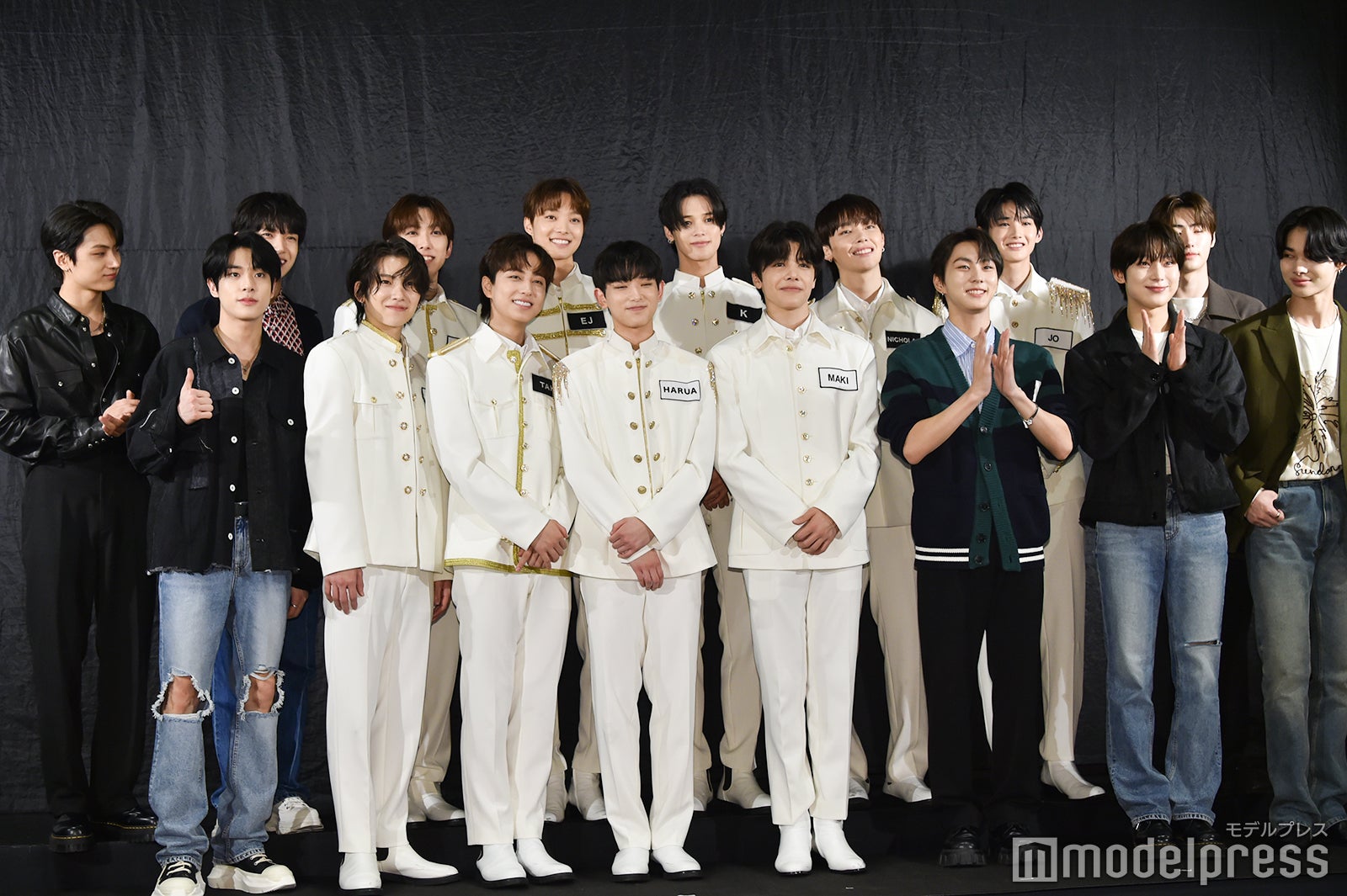 （後列左から）JAY、HEESEUNG、FUMA、EJ、K、NICHOLAS、JO、SUNGHOON（前列左から）JAKE、YUMA、TAKI、HARUA、MAKI、JUNGWON、SUNOO、NI-KI（C）モデルプレス
