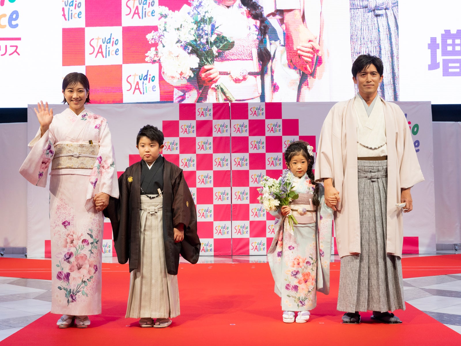 （左から）潮田玲子、長男・りゅうせいくん、長女・みれいちゃん、増嶋竜也（提供写真）