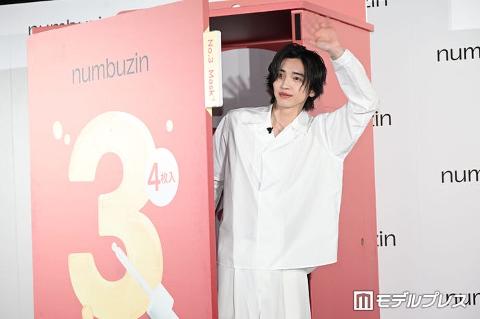 まさかのパックの中から登場した道枝駿佑(C)モデルプレス