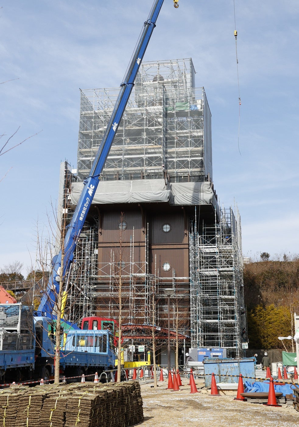 青春の丘（テレベータ―塔）工事現場（C）2022 Studio Ghibli