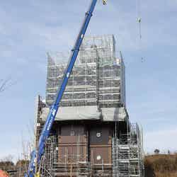 青春の丘(テレベータ―塔)工事現場(C)2022 Studio Ghibli