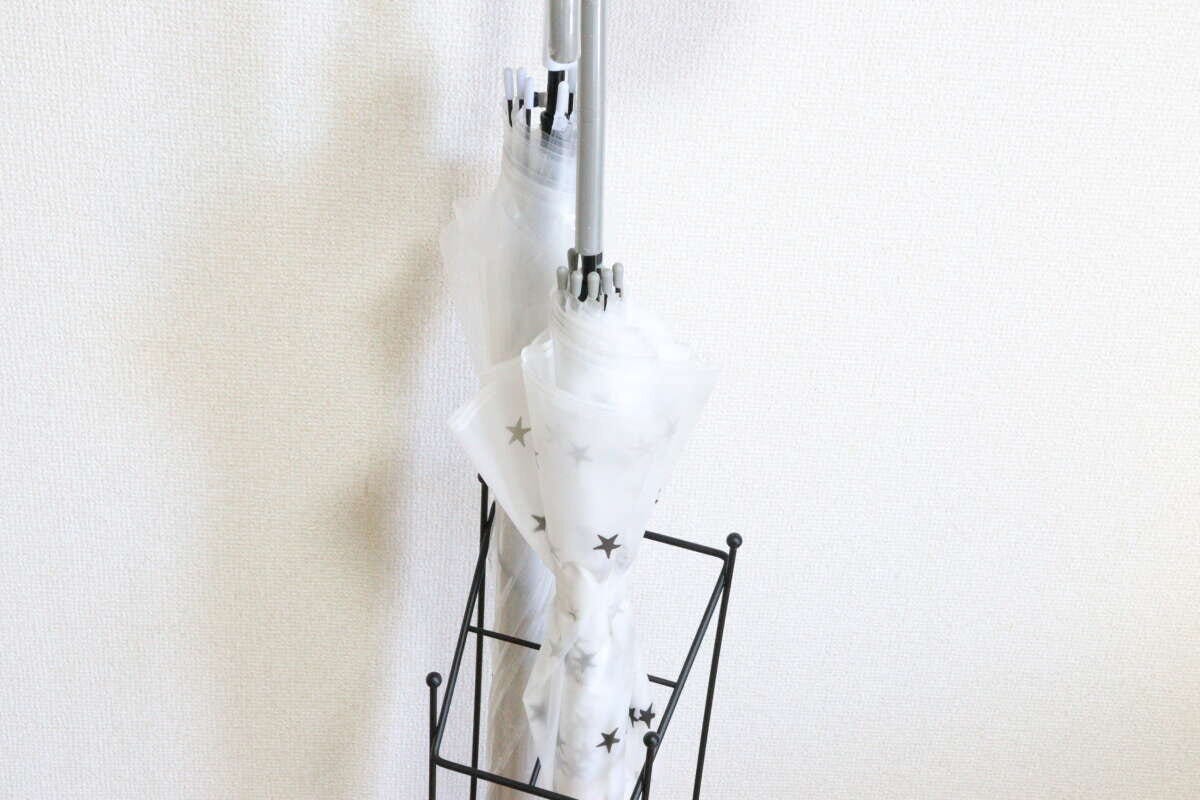 ダイソーの傘スタンドに傘を4本収納できる