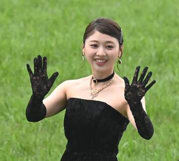 「端麗すぎて泣いた」圧巻黒ドレスで福島競馬場降臨の人気女優に騒然「後ろ姿も振り向き様も全てが美しい」「こんな美がみられるなんて」