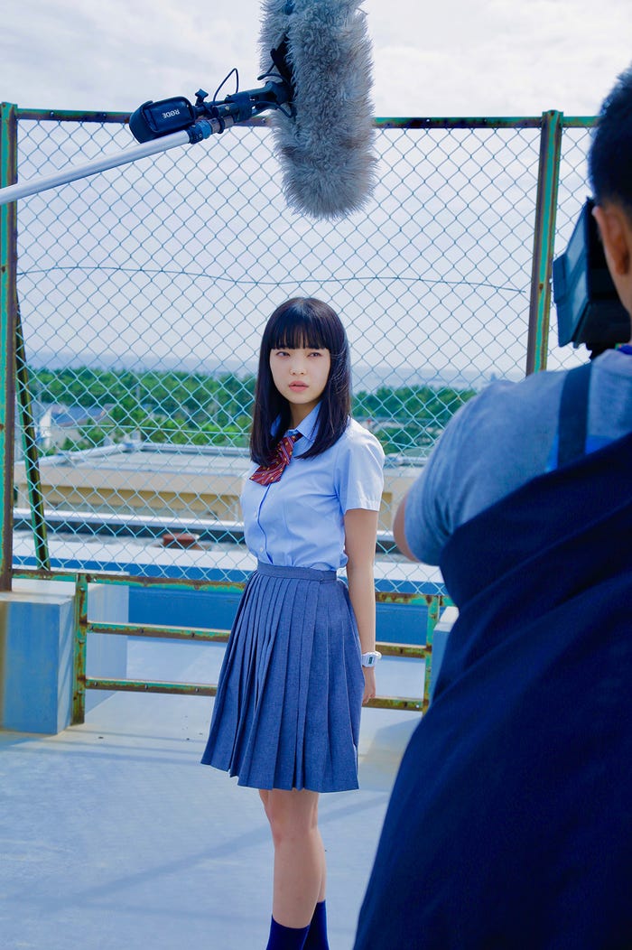 田中芽衣「こんな未来は聞いてない!!」撮影現場メイキングカット(提供写真)
