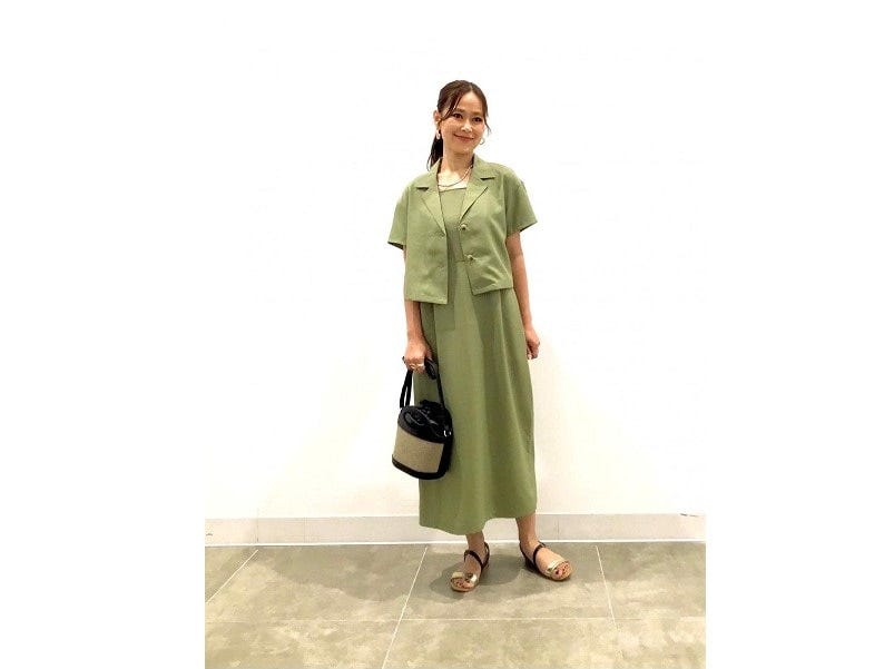 オープンカラーシャツとワンピースをセットで着て統一感のあるきれいめコーデに　出典：StyleHint