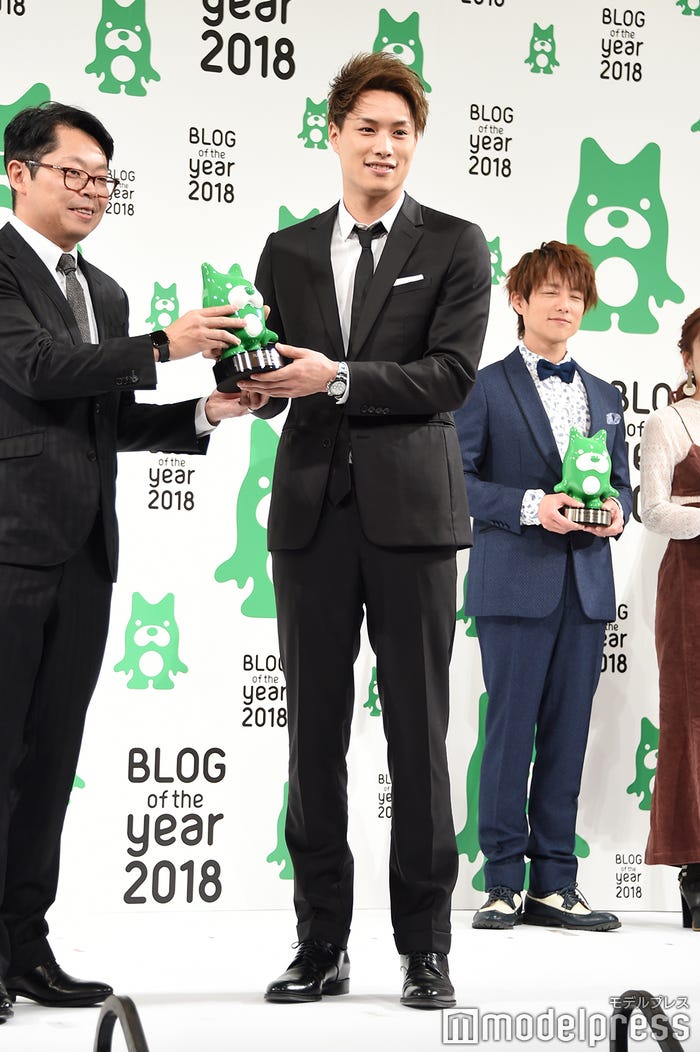 鈴木伸之、トロフィーを受け取り笑顔(C)モデルプレス