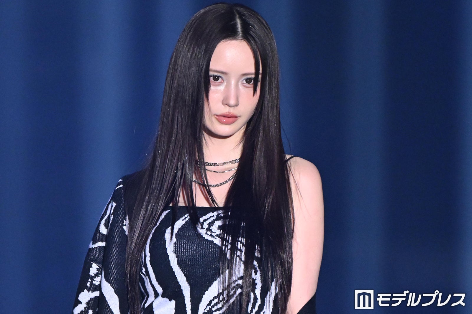 元NMB48山本望叶、ショーパンから美脚スラリ 黒髪センター分けでクールオーラ放つ【超十代2026】