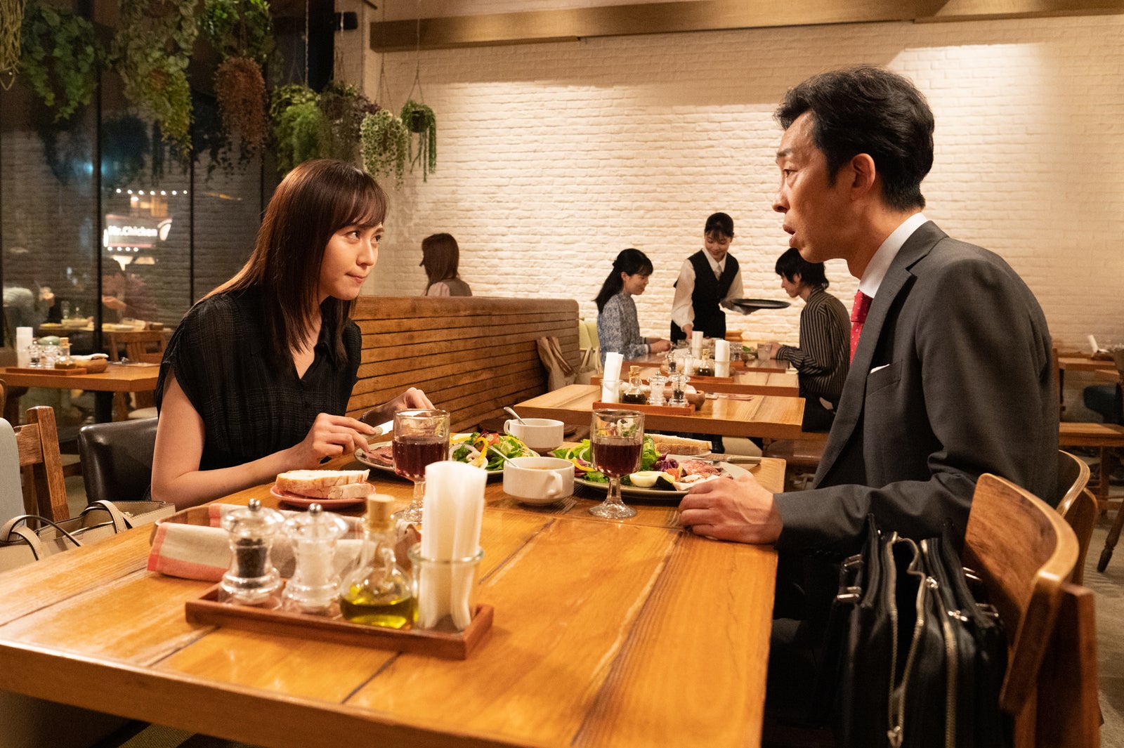 比嘉愛未、北村有起哉「ケイジとケンジ、時々ハンジ。」第8話より（C）テレビ朝日