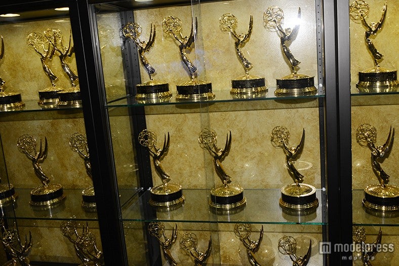 エミー賞のトロフィーがずらり