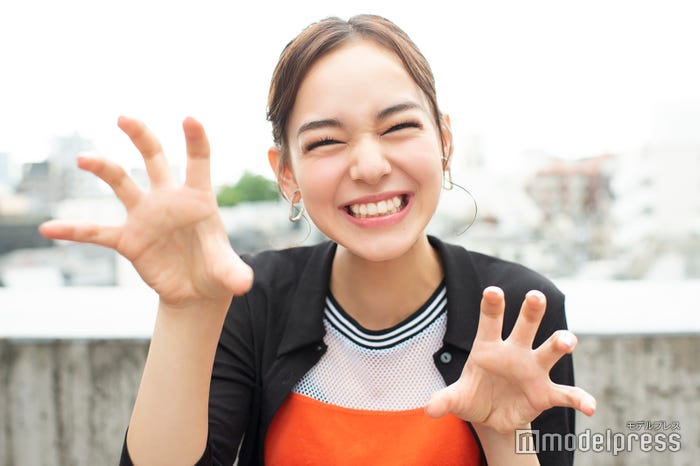 “オオカミ”ポーズ/世良マリカ(C)モデルプレス