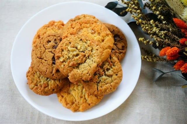 白いお皿に山盛りのバラティークッキー