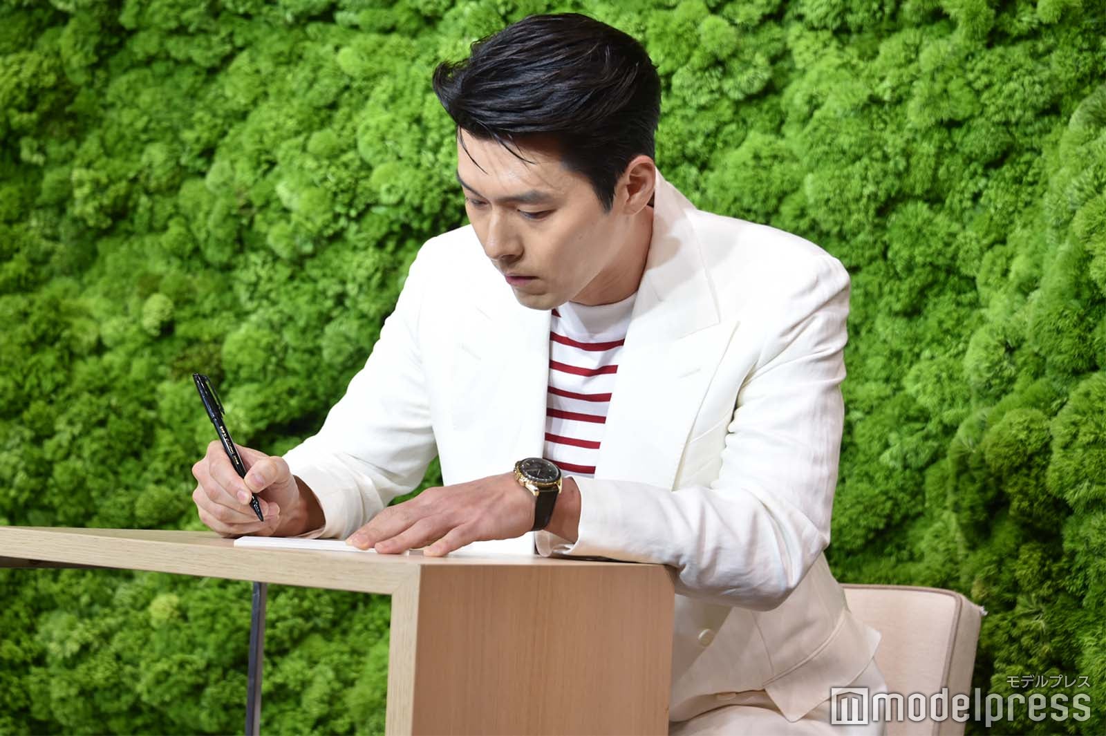 サインを書くヒョンビン（C）モデルプレス