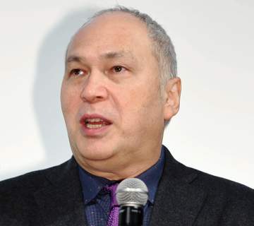 がんで死去のモーリー・ロバートソンさんのパートナー女優 死後の手続きで米国大使館へ「日米に跨がってやることが多く…」