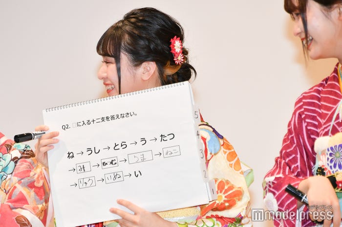 猫を入れた佐々木舞香 (C)モデルプレス