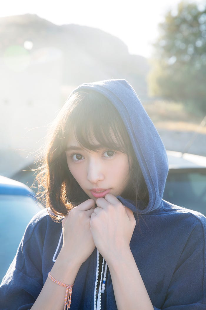 渡辺梨加1st写真集『饒舌な眼差し』(C)阿部ちづる/集英社