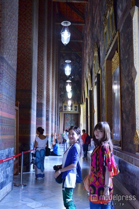 芸術的な壁画にも注目／モデル：百々さおり、富田千穂