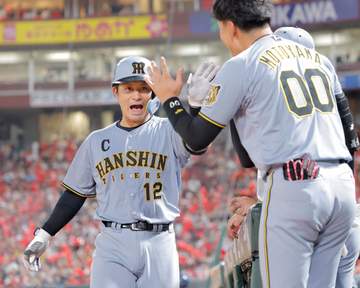 阪神の主将・坂本「グラウンドではやるか、やられるか」も「長引かせるのはあまり良くない」 大山への死球で広島と一触即発、最後は仲間にベンチへ下がるよう促す