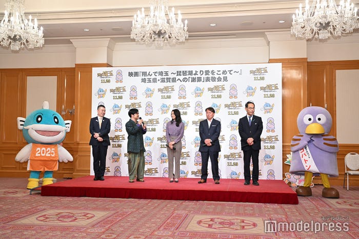 (左から)キャッフィー、三日月大造氏、加藤諒、二階堂ふみ、武内英樹監督、大野元裕氏、コバトン(C)モデルプレス