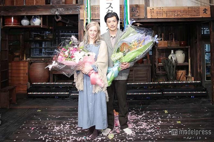 (左から)シャーロット・ケイト・フォックス、玉山鉄二