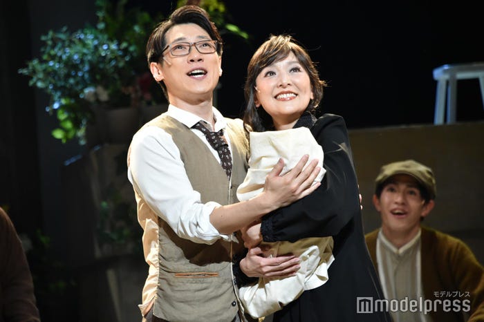 産まれたばかりのキキを抱き歌う横山だいすけ、生田智子/ミュージカル「魔女の宅急便」公開ゲネプロより(C)モデルプレス