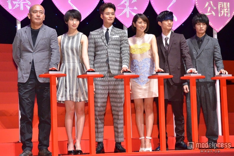 （左より）新城穀彦監督、波瑠、岡田将生、長澤まさみ、高良健吾、中村蒼