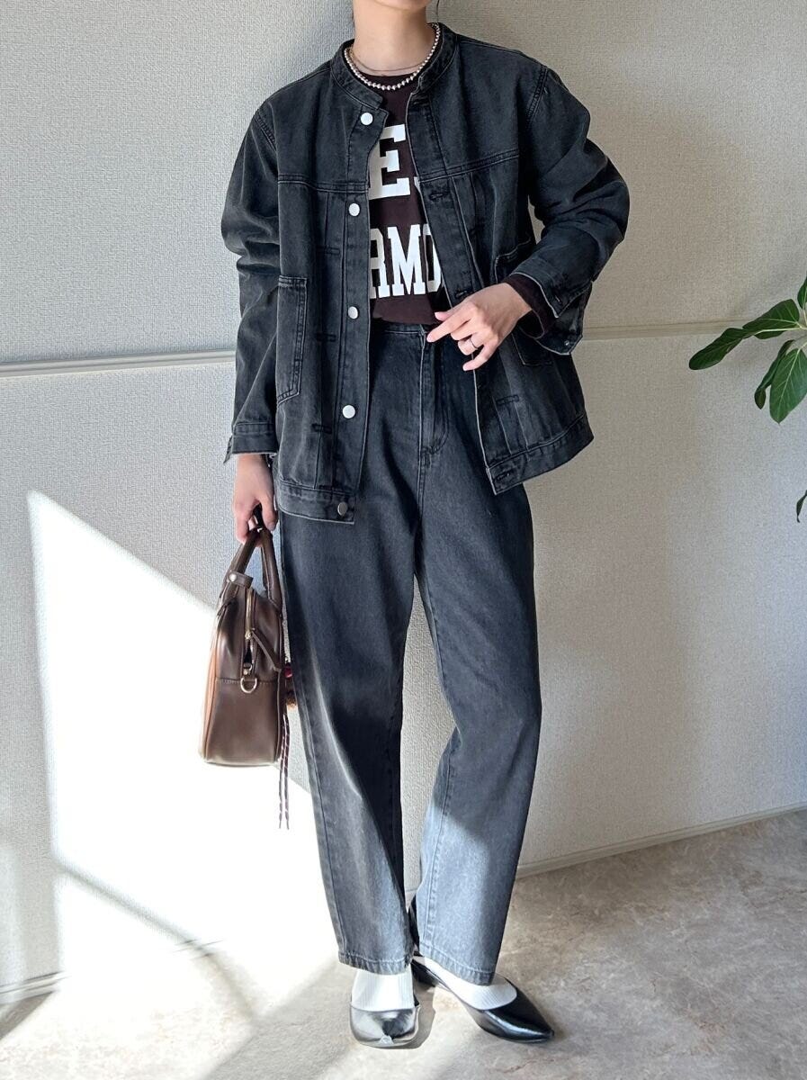 cocaビッグロゴロングTシャツとデニムセットアップコーデ