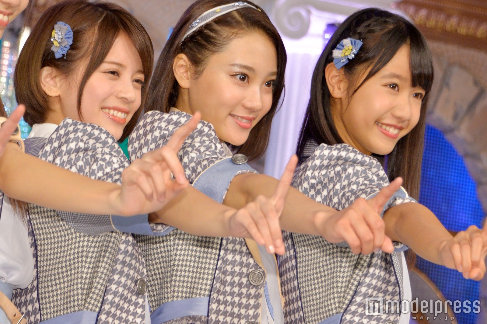 （左から）吉崎綾、安田愛里、鈴木遥夏 （C）モデルプレス