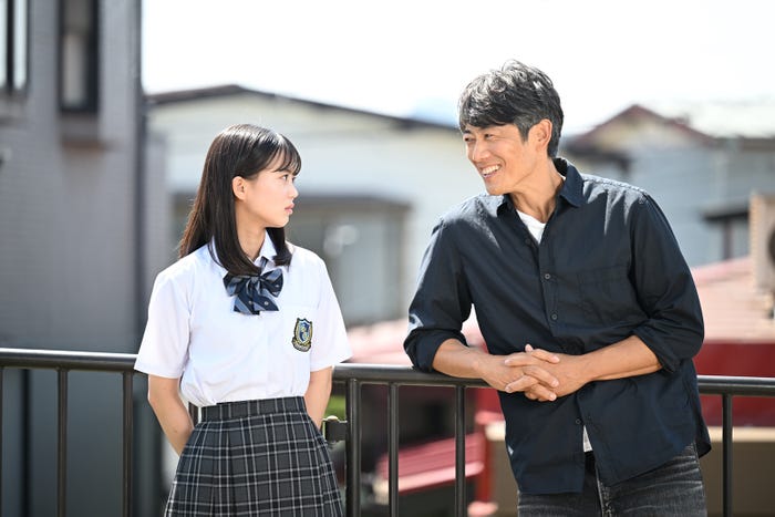 大島美優、反町隆史(C)藤沢とおる/講談社/カンテレ