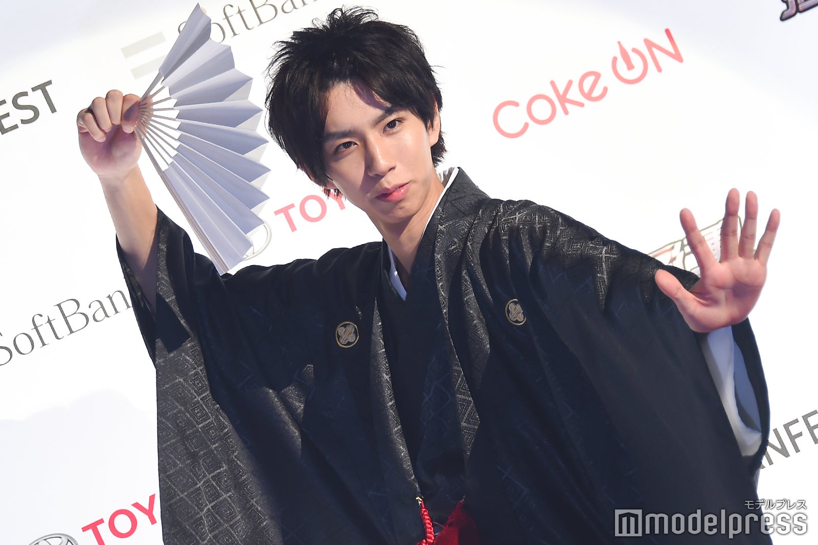 はじめしゃちょー 袴姿でキリッと男前 至近距離交流で涙するファンも Youtube Fanfest Red Carpet モデルプレス はじめしゃちょー 袴姿でキリッと男前 至近距離交流で涙するファンも Youtube Fanfest Red Carpet モデルプレス