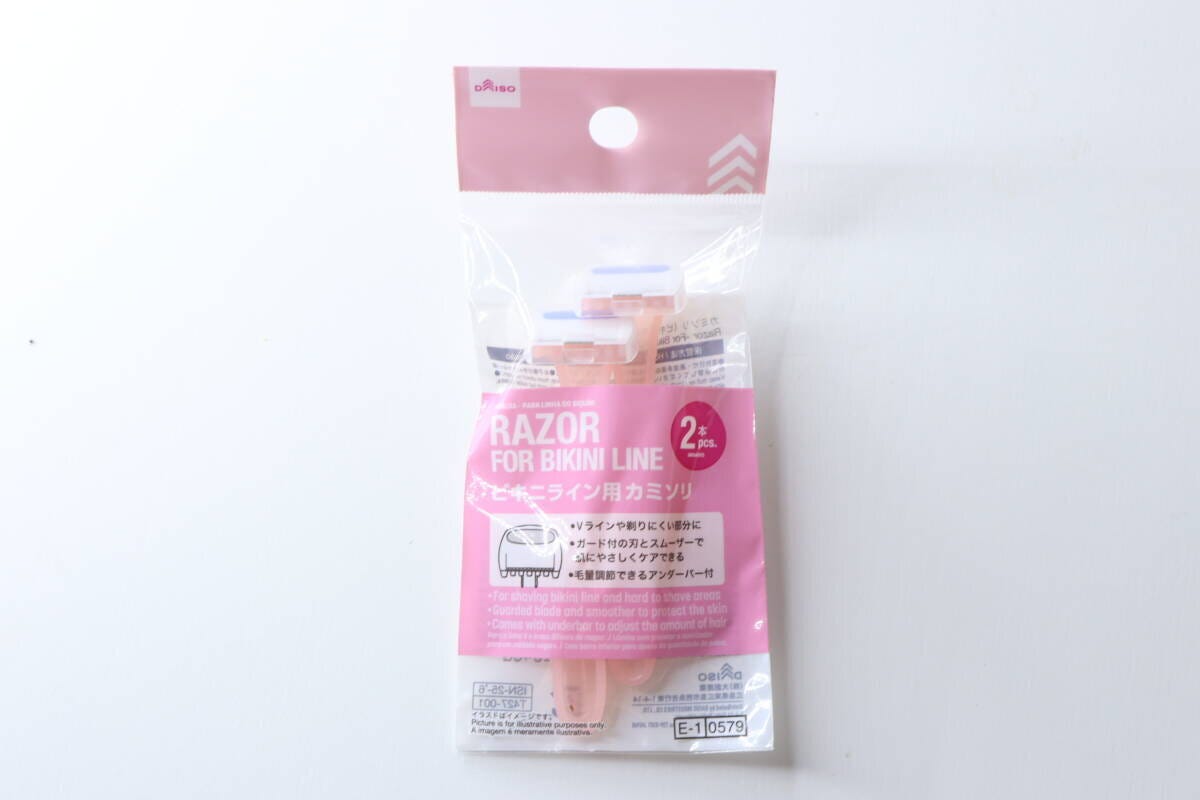 ピンク色のダイソー「ビキニライン用カミソリ」のパッケージ ピンク色のダイソー「ビキニライン用カミソリ」のパッケージ