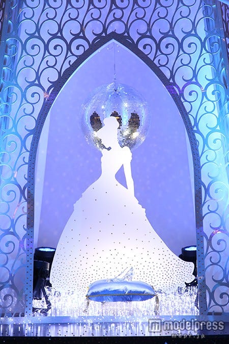 ツリーにはシンデレラとガラスの靴の靴(C)Disney