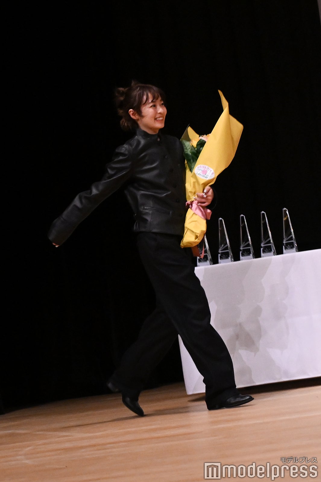 走って登場する森七菜（C）モデルプレス