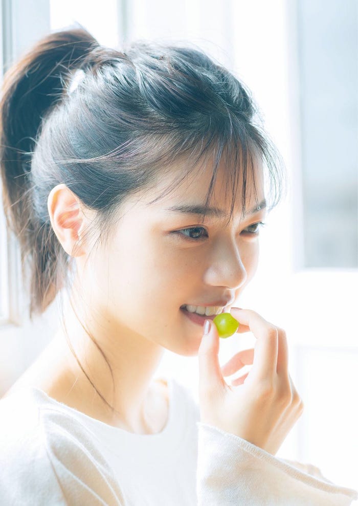 西野七瀬 撮影=三瓶康友/WHITE graph 002(講談社)より