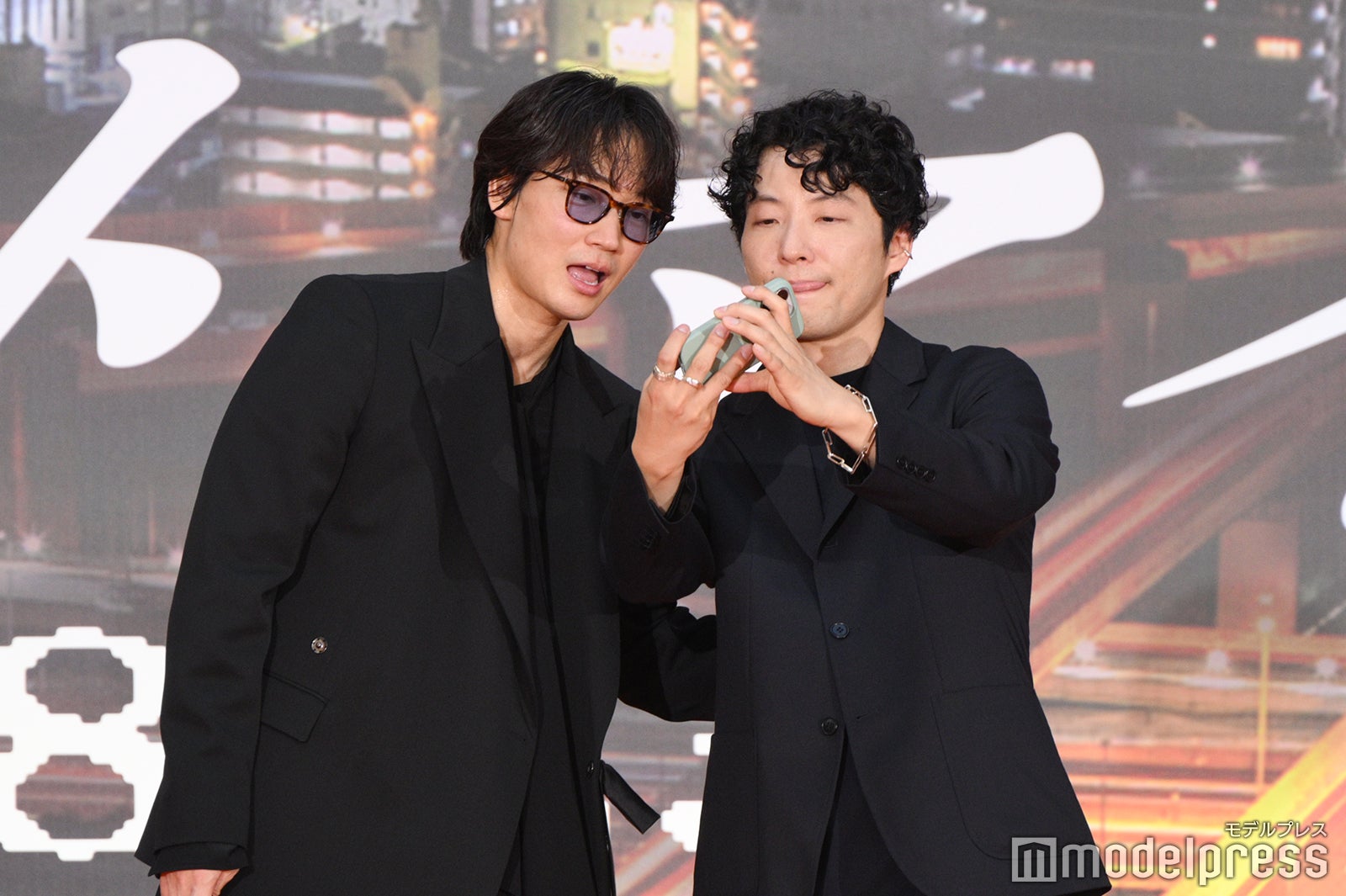 自撮りをする星野源、綾野剛（C）モデルプレス