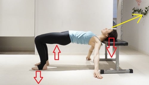 そのまま骨盤を持ち上げていきましょう。腰を反らず、ヒップの下、坐骨を天井へと上げていきます。