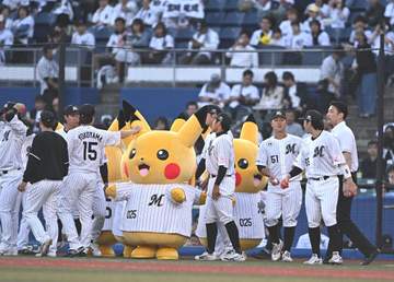 ロッテ ピカチュウがパレード、写真撮影会 メンバー表交換にも登場「ポケモンベースボールフェスタ」