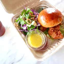 シンガポールフライドチキンバーガー - シュリンプペーストでマリネしたチキン、スウィートチリソース、赤キャベツとハーブのサラダ/画像提供:bills japan