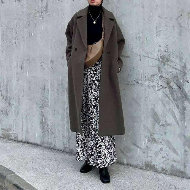 シックで落ち着いた冬コーデ 大人女性冬モノトーン花柄ロングスカートコーデ