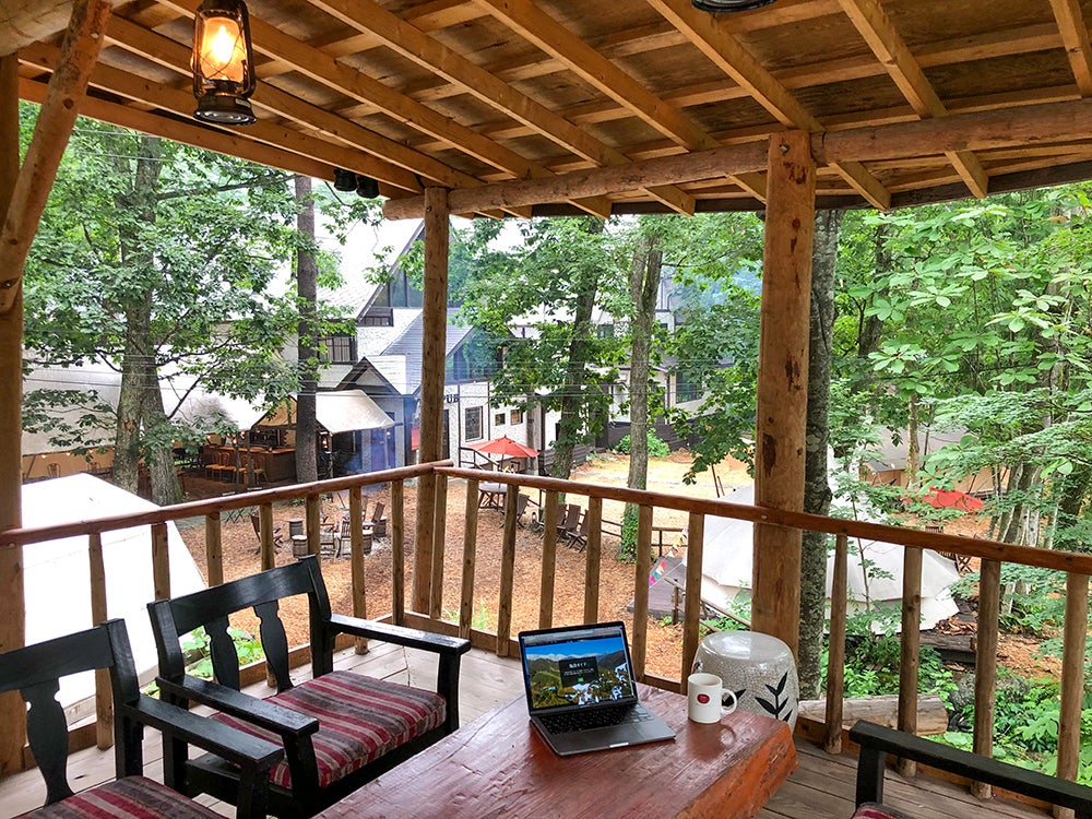 自然に囲まれながらリモートワーク／画像提供：白馬樅の木ホテル