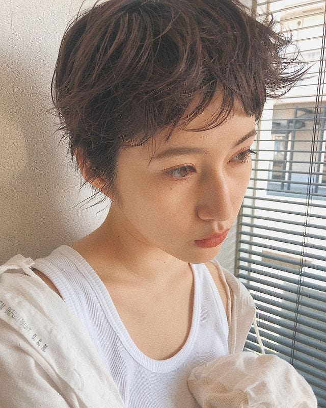 毛量の多い人は ベリーショート がおすすめ 女性らしいボリュームが魅力的なスタイル モデルプレス 毛量の多い人は ベリーショート がおすすめ 女性らしいボリュームが魅力的なスタイル モデルプレス