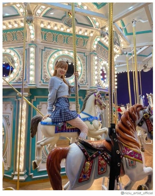 NiziUミイヒ、美脚披露網タイツ姿に胸キュン「可愛いがすぎる」「天使」と反響