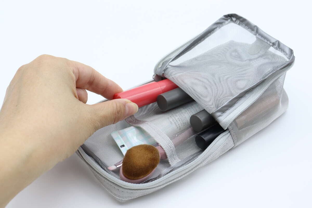 メッシュペンケース（平型、SI）　使用例